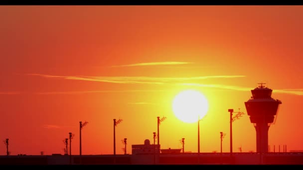 Torre de control de tráfico del aeropuerto al atardecer . — Vídeos de Stock