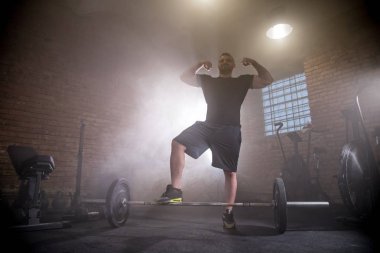 Halterci eğitim için hazırlanıyor. Fitness egzersiz eğitim kavramı.