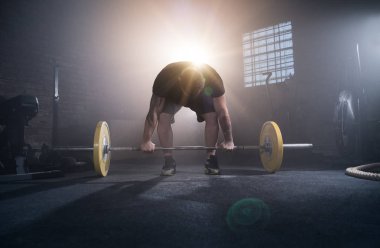 Halterci eğitim için hazırlanıyor.