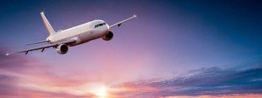 Dramatik bulutların üzerinde uçan ticari uçak..