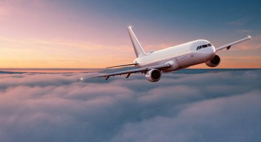 Dramatik bulutların üzerinde uçan ticari uçak..