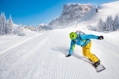 Erkek snowboard yamaçta sürme.