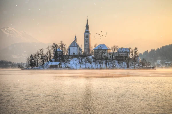 Amazing sunset at the lake Bled in winter, Slovenia. — Stock Photo, Image