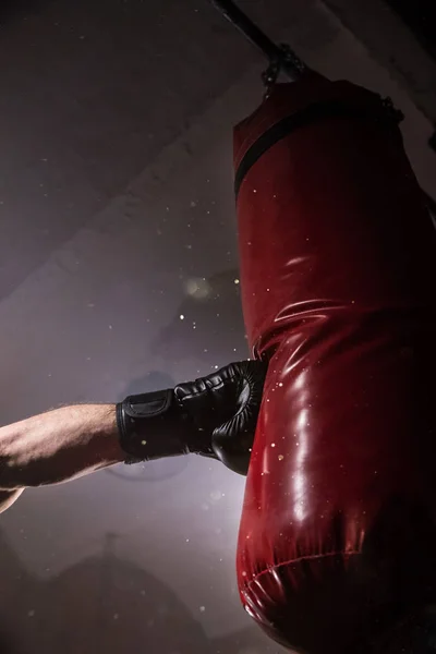 Main de boxeur au moment de l'impact sur le sac de boxe . — Photo