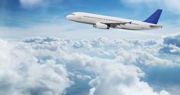 Samolot pasażerski przelatujący nad dramatycznymi chmurami. — Zdjęcie stockowe