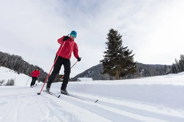 Homem esqui cross-country durante o dia ensolarado de inverno . — Fotografia de Stock