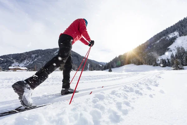 Homme ski de fond pendant la journée ensoleillée d'hiver . — Photo