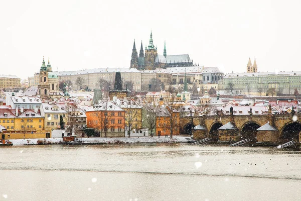 Prágai vártól és a Károly hídtól, a téli, Cseh Köztársaság. — Stock Fotó