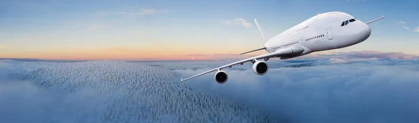 Ogromny dwupiętrowy pasażerski samolot pasażerski przelatujący nad dramatycznymi chmurami, zachód słońca. — Zdjęcie stockowe