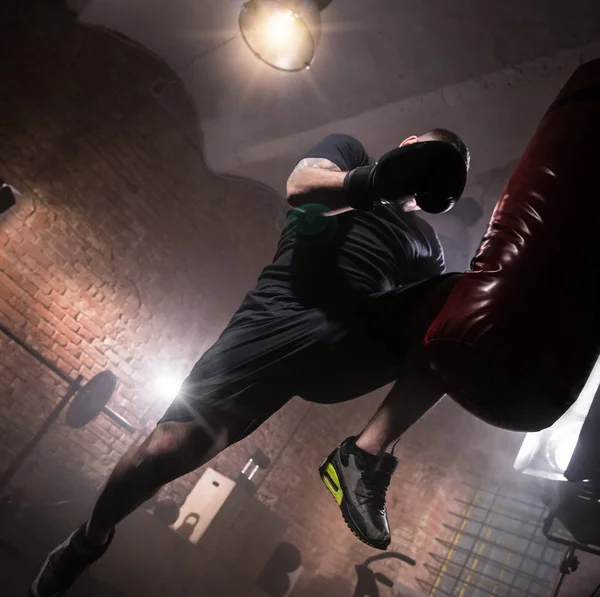 Ruky Boxer Okamžiku Nárazu Boxovací Pytel Detail — Stock fotografie