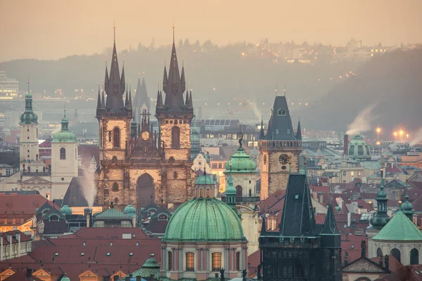 Veduta della Piazza della Città Vecchia e della chiesa di Tyn a Praga . — Foto Stock