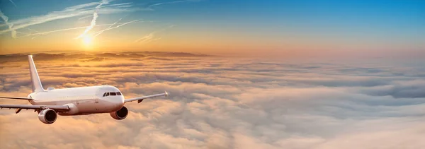 劇的な雲の上を飛ぶ民間航空機のジェット旅客機. — ストック写真
