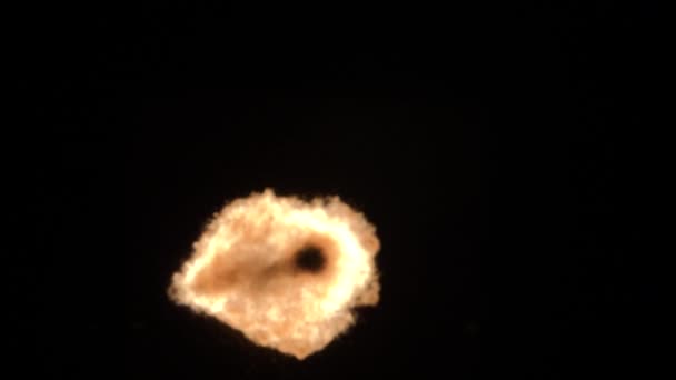 Explosão de bola de fogo, câmera de alta velocidade, chama de fogo isolada no fundo preto . — Vídeo de Stock
