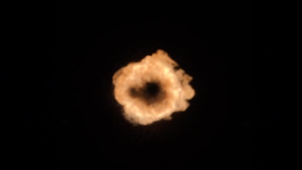Explosão de bola de fogo, câmera de alta velocidade, chama de fogo isolada no fundo preto . — Vídeo de Stock