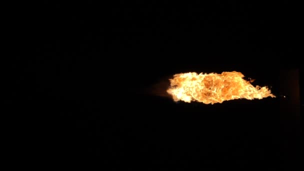 Esplosione palla di fuoco, telecamera ad alta velocità, fiamma di fuoco isolata su sfondo nero . — Video Stock