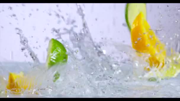 Frische Zitrusfrüchte fallen ins Wasser — Stockvideo
