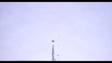 Limon dilimleri düşen suya, ağır çekim.