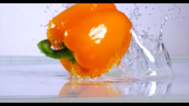 Düşen ve biber su sıçramasına.