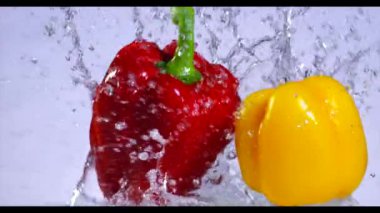 Düşen ve biber su sıçramasına.