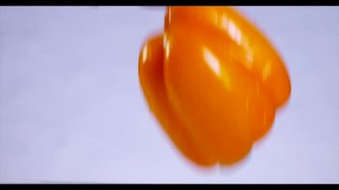 Düşen ve biber su sıçramasına.