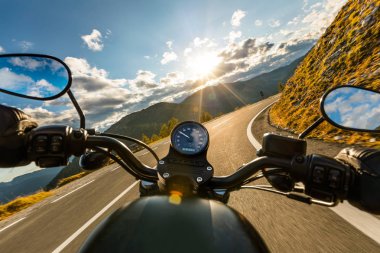 Alp karayolu, sürme motosiklet sürücüsü handlebars görünümü, Avusturya, Europe.