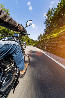 Alp otoyolunda motosiklet sürücüsü, Nockalmstrasse, Avusturya, Avrupa.