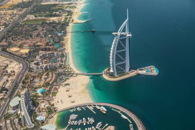 Dubai, Birleşik Arap Emirlikleri - 28 Mayıs: Burj Al Arab oteli 28 Mayıs 2018 Dubai, Birleşik Arap Emirlikleri. Burj Al Arab Jumeirah Plajı önünde yapay ada üzerine kurulmuş bir lüks gayri resmi 7star oteldir. Deniz uçağı görüntülemek.