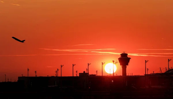 Airport control tower and airplane during sunset. — Stock Photo, Image