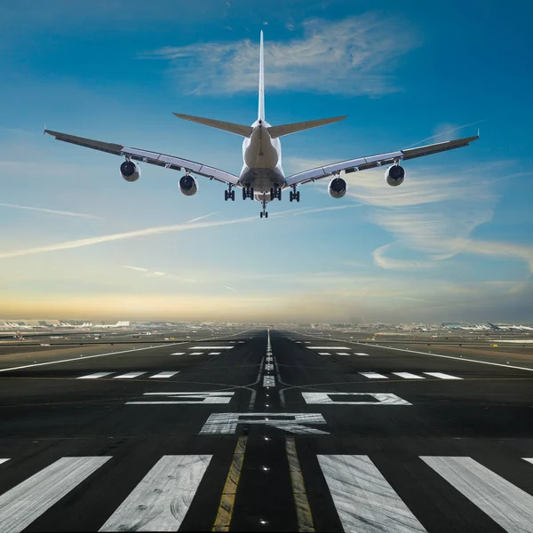 Aterrizaje del avión en el aeropuerto. — Foto de Stock