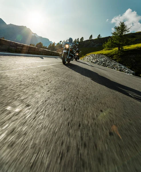 Водитель мотоцикла на Альпийском шоссе, Хохалпенштрассе, Австрия, Европа . — стоковое фото
