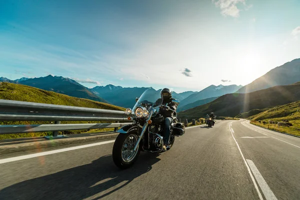 Motorista de motocicleta na estrada alpina, Hochalpenstrasse, Áustria, Europa . — Fotografia de Stock