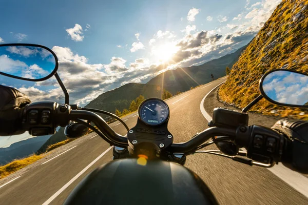 Motorista de motocicleta na estrada alpina, guiador vista, Áustria, Europa . — Fotografia de Stock