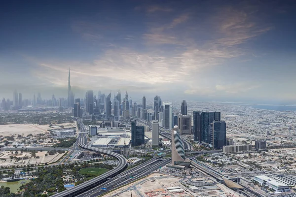 Widok z lotu ptaka z nowoczesnych drapaczy chmur, Dubai, Zjednoczone Emiraty Arabskie. — Zdjęcie stockowe