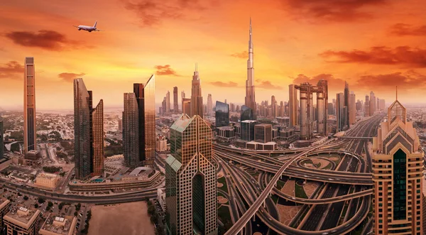 Dubai skyline tijdens zonsopgang, Verenigde Arabische Emiraten. — Stockfoto