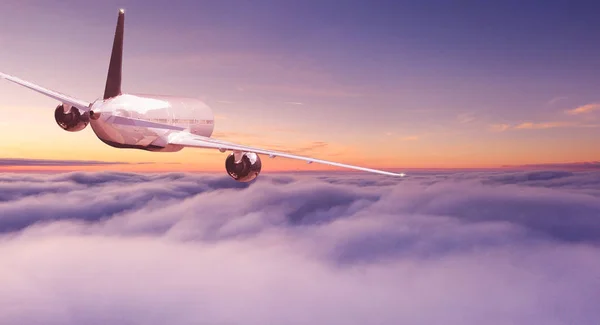 Avión comercial jetliner volando por encima de nubes dramáticas. — Foto de Stock