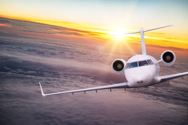 Mały prywatny samolot latający nad pięknymi chmurami. — Zdjęcie stockowe