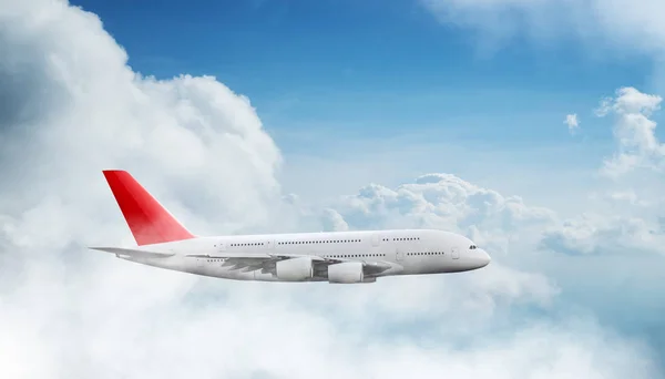 Enormi passeggeri a due piani aereo commerciale che vola sopra nuvole drammatiche. — Foto Stock