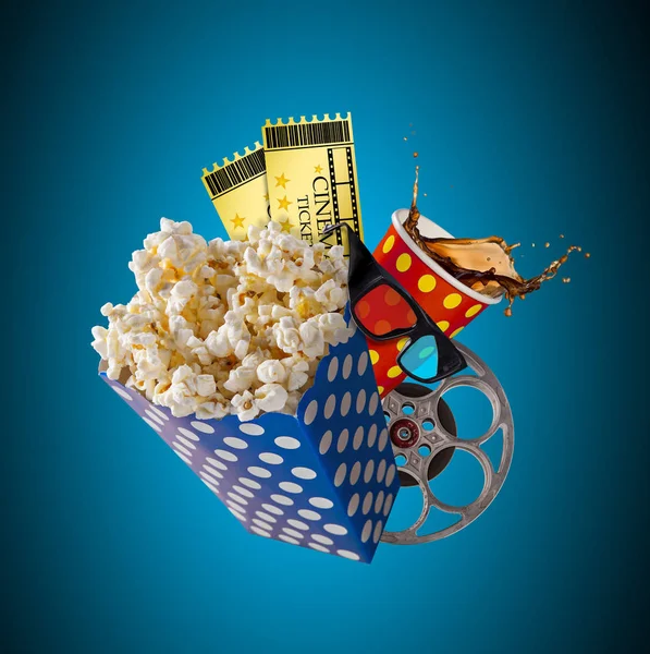 Pop-corn, entradas para películas, clapperboard y otras cosas en movimiento . — Foto de Stock