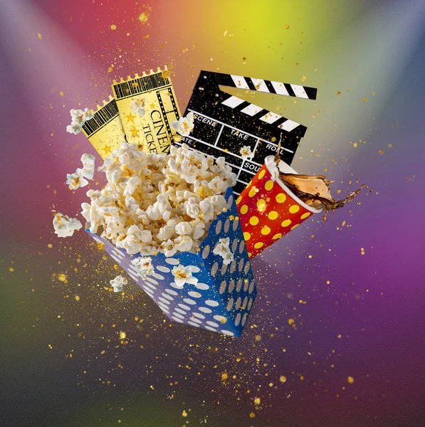 Pop-corn, biglietti per film, clapperboard e altre cose in movimento . — Foto Stock