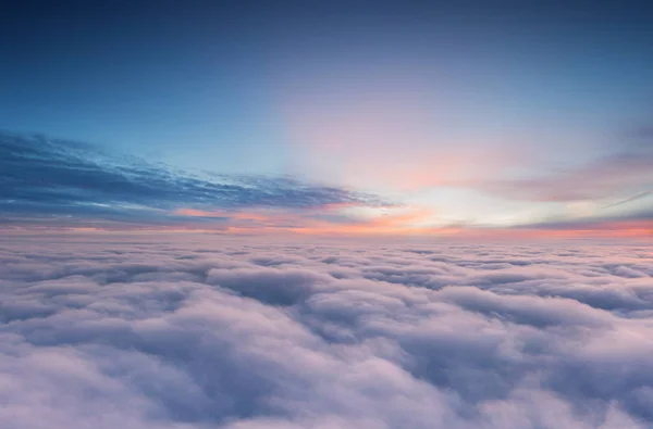 Sonnenuntergang Himmel aus dem Flugzeugfenster — Stockfoto