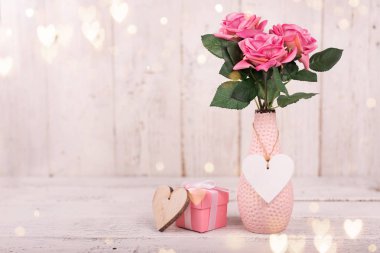 Sevgililer Günü, Anneler ya da Kadınlar Günü için çiçek kompozisyonu. Eski beyaz ahşap arka planda pembe çiçekler.