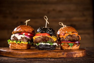 Tahta masada lezzetli hamburgerler..