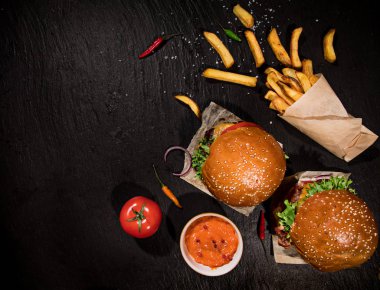 Lezzetli hamburger üstten görünüm ahşap tablo.