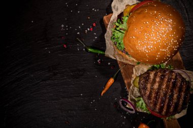 Lezzetli hamburger üstten görünüm ahşap tablo.