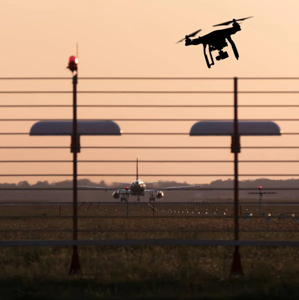 Drone voando perto de avião comercial — Fotografia de Stock