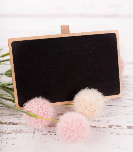 小空白黑板为情人节, 母亲或妇女天。背景粉红色玫瑰. — 图库照片