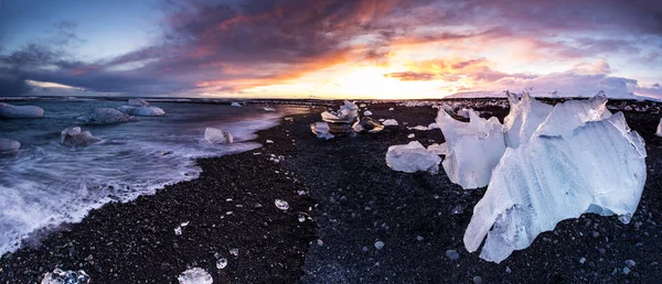 Schöner Sonnenuntergang über dem berühmten Diamantenstrand, Island. — Stockfoto