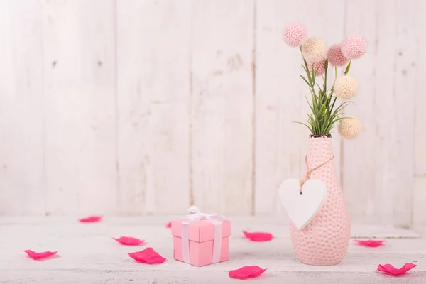 Blumenkomposition zum Valentinstag, Muttertag oder Frauentag. Rosa Blumen auf altem weißen Holzhintergrund. — Stockfoto