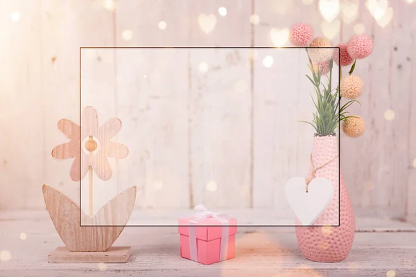 Composición de flores para San Valentín, Madres o Día de la Mujer. Flores rosadas sobre fondo de madera blanco viejo. —  Fotos de Stock