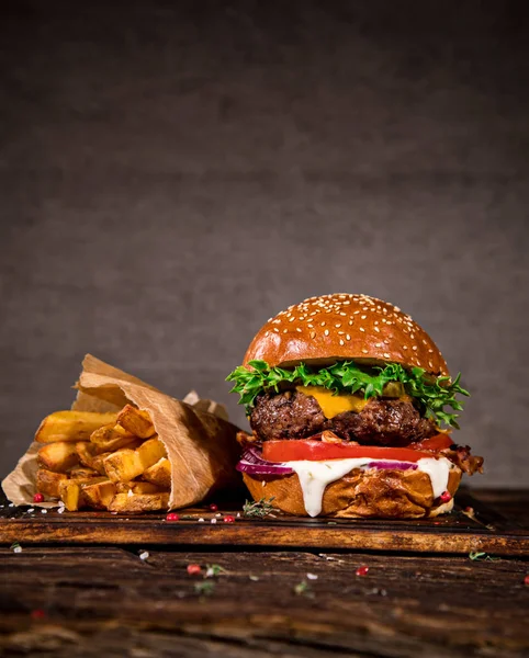 Smaczny burger na drewnianym stole. — Zdjęcie stockowe